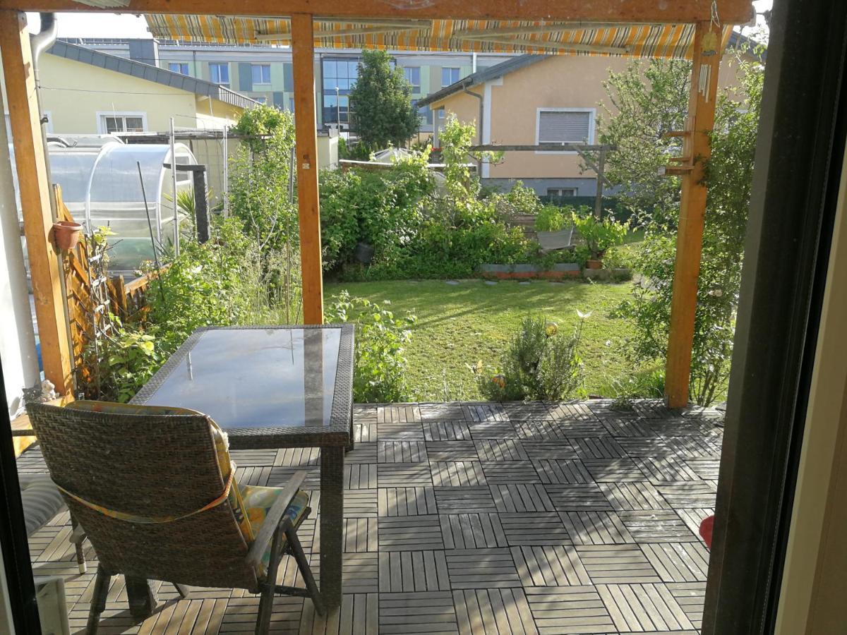 Apartment Doppelhaushälfte Mit Garten *